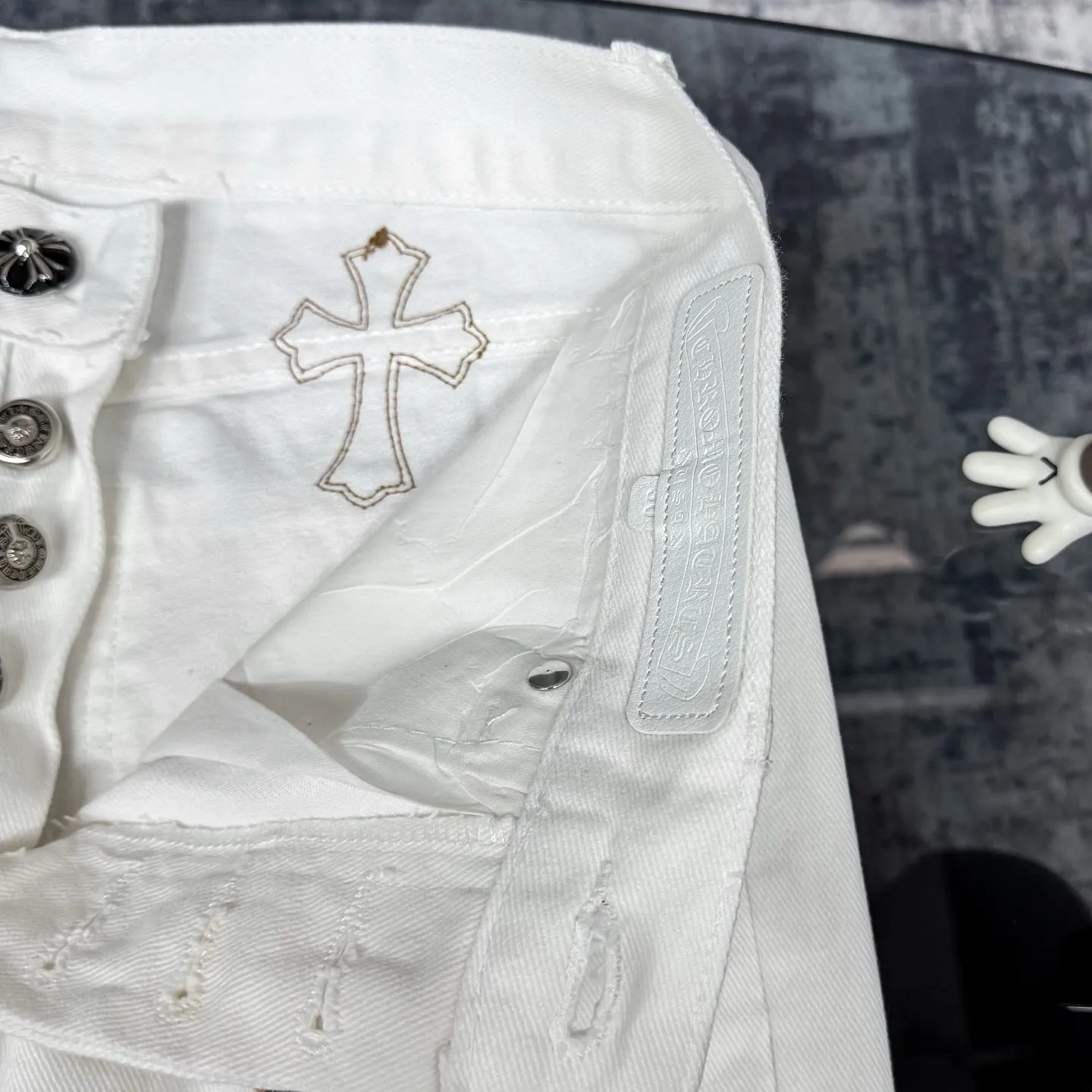 P250 Chrome Hearts & Chrome Hearts high street jeans with leopard pattern and vintage graffiti painting on white background. Chrome Hearts are the most popular pants in color. Made of beaded canvas fabric, heavy washing makes the upper body of the fabric more textured and the pants are tall and straight! The three-dimensional cutting of the whole trousers is a masterpiece! The hardware is customized by zp. The beaded canvas fabric is thick and soft after being washed. It has good breathability. Customized small leather label. Unique design. The details are simple and elegant, and the workmanship is exquisite. The whole trousers are neatly routed and the details are in place! Trendy people have been disappointed. From the quality selection of fabrics, the tailoring of details, and the matching of patterns, everything is impeccable! The upper body is so handsome when worn...it can be easily worn by men, women and children! The craftsmanship is made of heavy-duty washed pure cotton denim fabric. After washing, it is soft and thick and looks very stylish when worn. Color: White Size: 28 30 32 34 (S-XL)